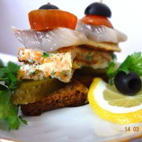 Канапе с морковными блинчиками