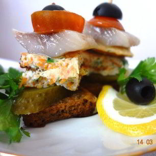 Рецепт Канапе с морковными блинчиками