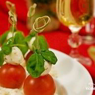 Рецепт Канапе с моцареллой к шампанскому