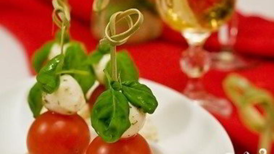 Рецепт канапе с моцареллой к шампанскому