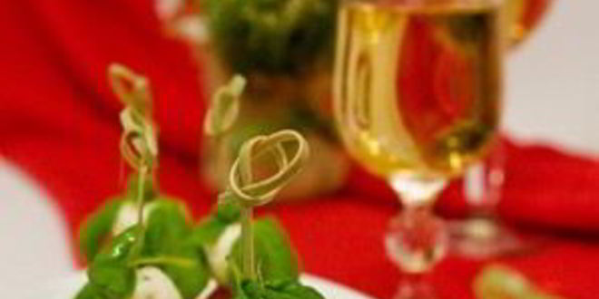 Рецепт канапе с моцареллой к шампанскому