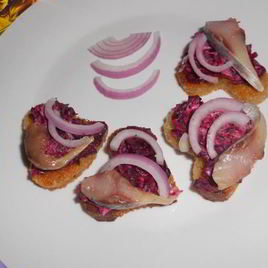 Рецепт Канапе с сельдью и свеклой