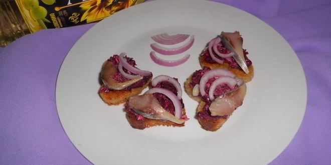 Рецепт канапе с сельдью и свеклой