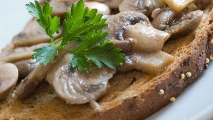 Рецепт теплых канапе с грибами, жареным луком и пармезаном
