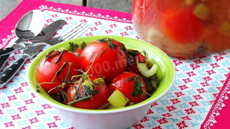 Рецепт квашеных помидоров с зеленью
