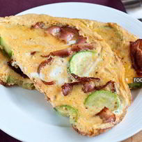 Омлет с беконом и кабачками