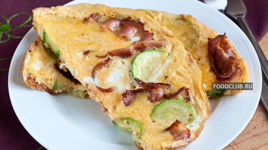 Рецепт омлета с беконом и кабачками