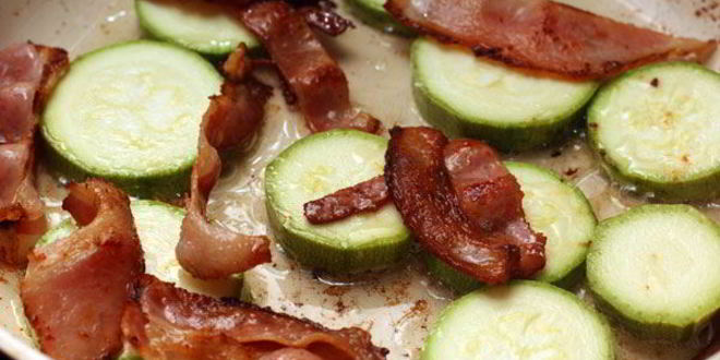Рецепт омлета с беконом и кабачками