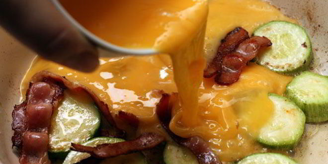 Рецепт омлета с беконом и кабачками