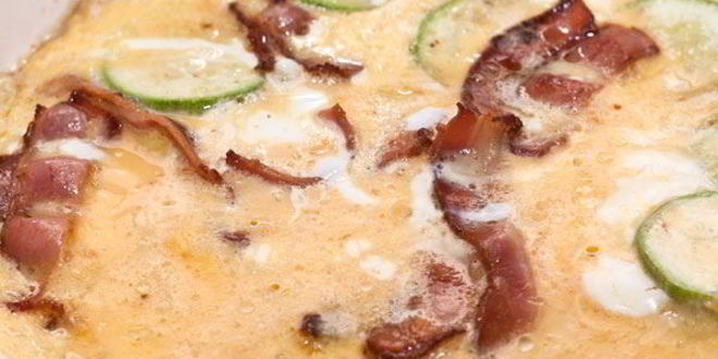 Рецепт омлета с беконом и кабачками