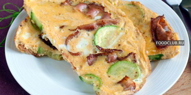Рецепт омлета с беконом и кабачками