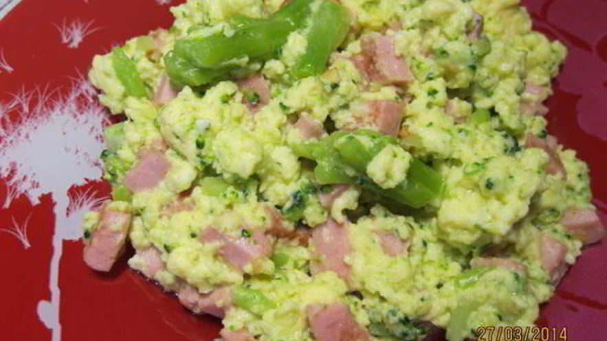 Рецепт омлета с брокколи и колбасой