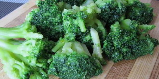 Рецепт омлета с брокколи и колбасой