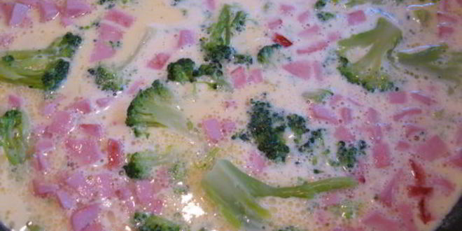 Рецепт омлета с брокколи и колбасой