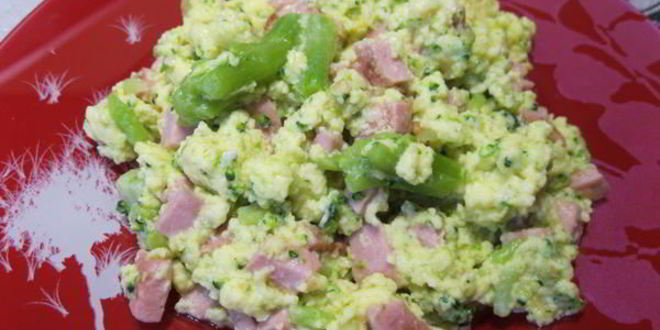 Рецепт омлета с брокколи и колбасой