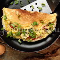 Омлет с овощами и соусом