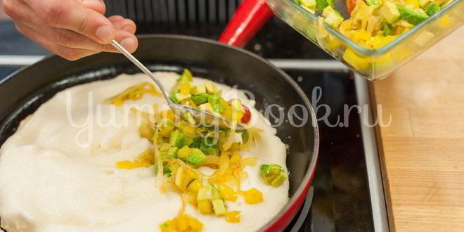Рецепт омлета с овощами и соусом