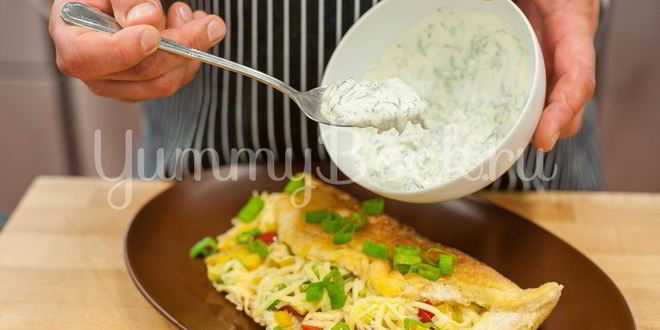 Рецепт омлета с овощами и соусом