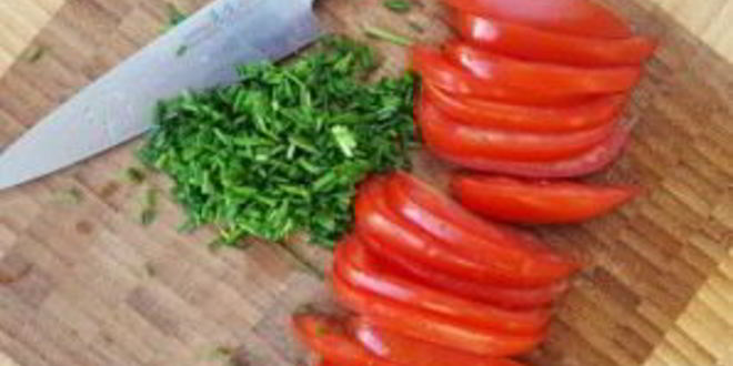 Рецепт омлета с помидорами и луком