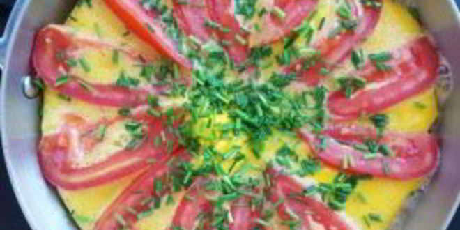 Рецепт омлета с помидорами и луком