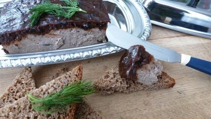 Рецепт Паштета из куриной печени с желе из чернослива