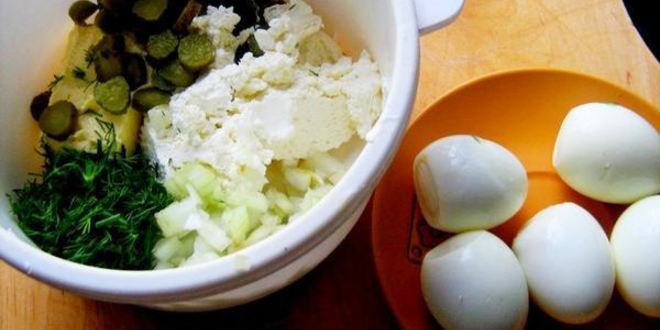 Рецепт яичного паштета с корнишонами