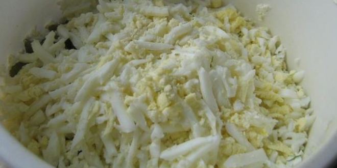 Рецепт яичного паштета с корнишонами