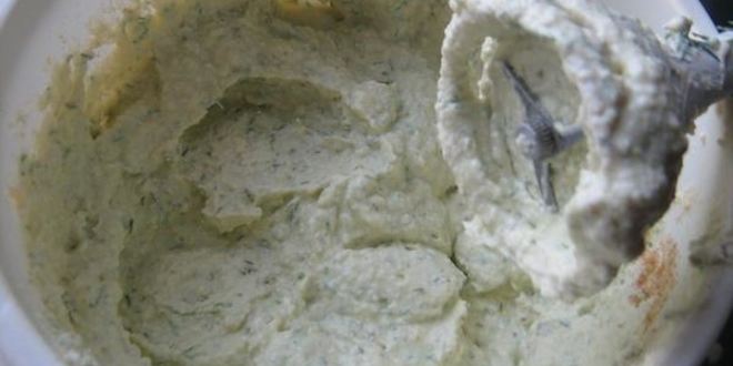 Рецепт яичного паштета с корнишонами