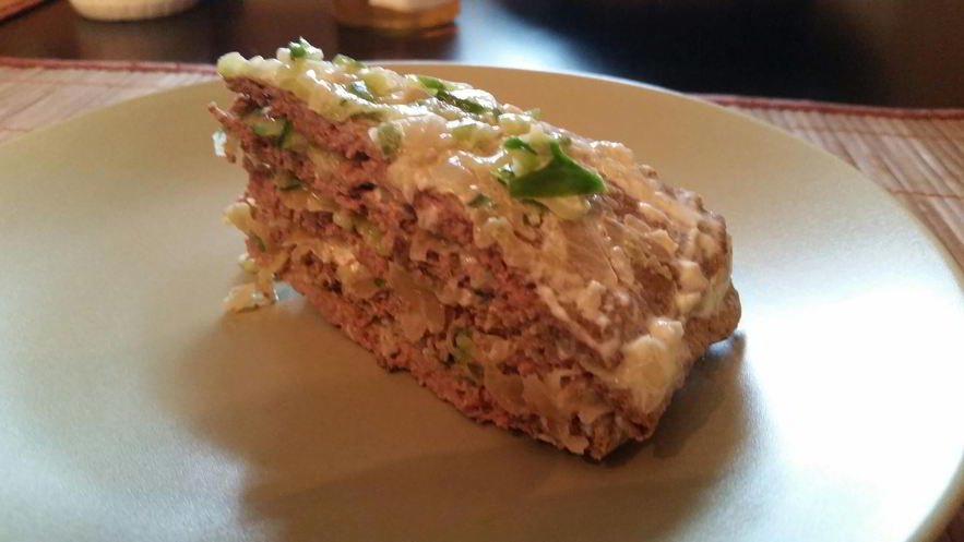Рецепт торта из куриной печени со свежим огурцом и луком