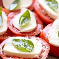 Рецепт Помидоров с моцареллой и базиликом