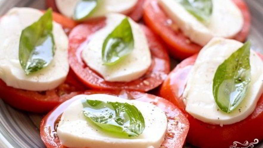 Рецепт помидоров с моцареллой и базиликом