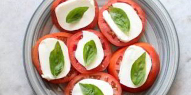 Рецепт помидоров с моцареллой и базиликом