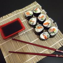 Рецепт Маков суши с лососем, сыром и огурцом