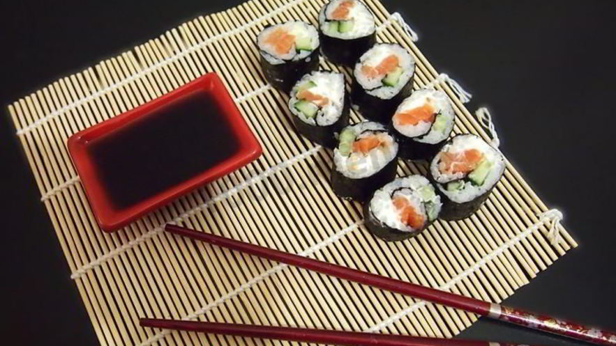 Рецепт маков суши с лососем, сыром и огурцом