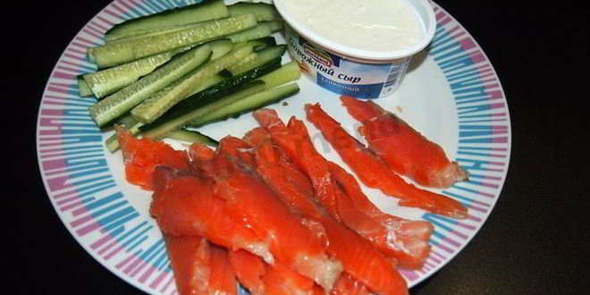 Рецепт маков суши с лососем, сыром и огурцом