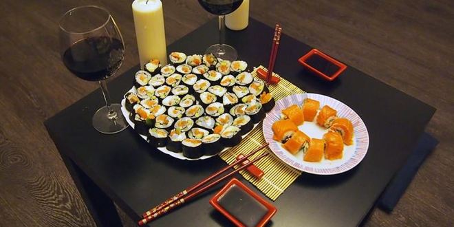 Рецепт маков суши с лососем, сыром и огурцом