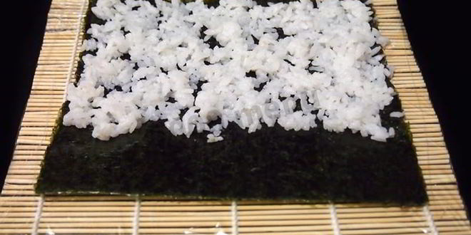 Рецепт маков суши с лососем, сыром и огурцом