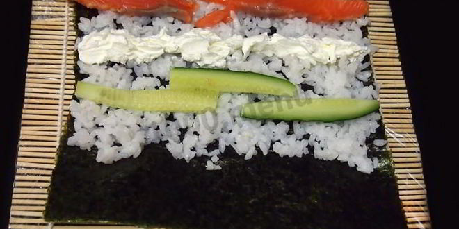Рецепт маков суши с лососем, сыром и огурцом
