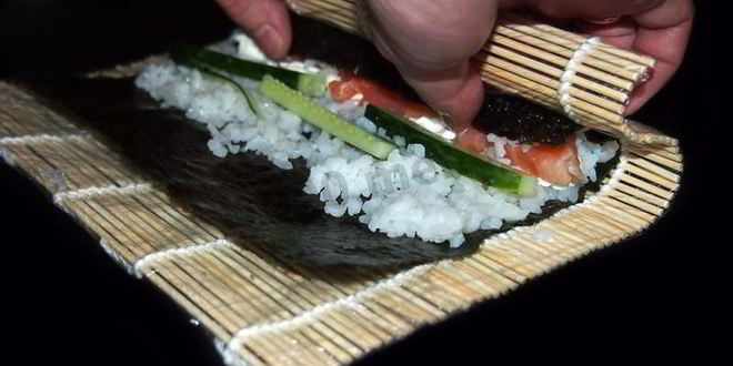 Рецепт маков суши с лососем, сыром и огурцом