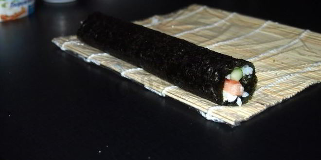 Рецепт маков суши с лососем, сыром и огурцом