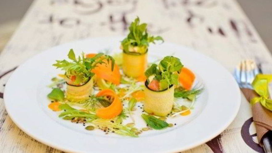 Рецепт овощных роллов из цукини с лососем и нежным сливочным сыром