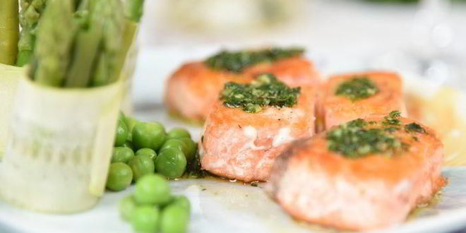 Рецепт семги с соусом эскарго и овощными роллами