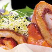 Рецепт Куриного рулета с ветчиной и соусом песто