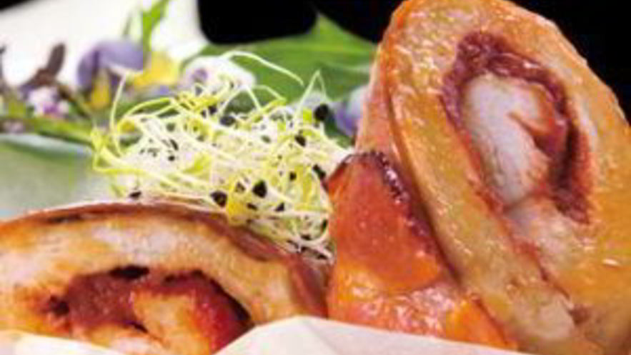 Рецепт куриного рулета с ветчиной и соусом песто