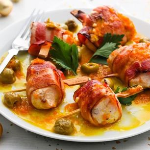 Рецепт Куриных рулетиков с оливками и апельсиновым соусом