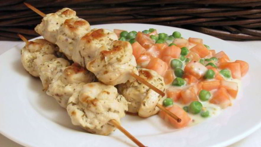 Рецепт куриных рулетиков с овощами в сливочном соусе