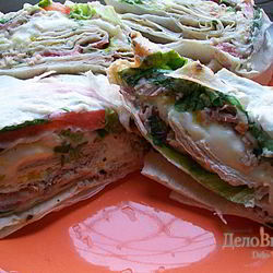 Рецепт Многослойного рулета из лаваша с тунцом, зеленым салатом, помидорами, яйцом, сыром и зеленью