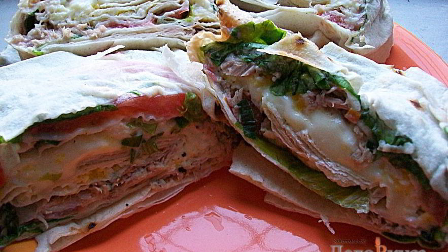 Рецепт многослойного рулета из лаваша с тунцом, зеленым салатом, помидорами, яйцом, сыром и зеленью