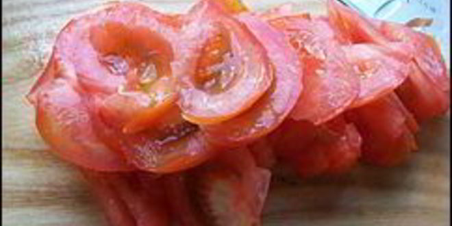 Рецепт многослойного рулета из лаваша с тунцом, зеленым салатом, помидорами, яйцом, сыром и зеленью