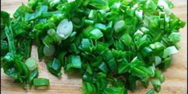 Рецепт многослойного рулета из лаваша с тунцом, зеленым салатом, помидорами, яйцом, сыром и зеленью